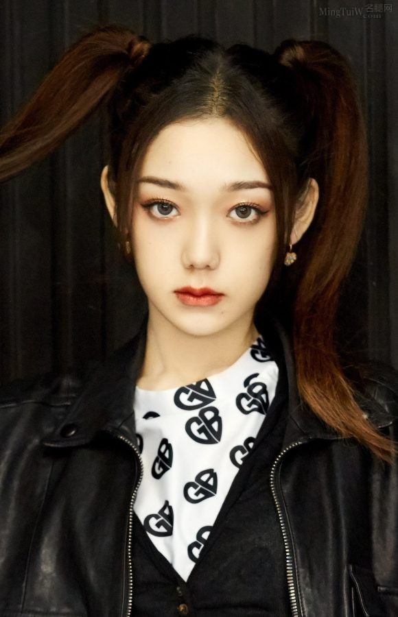 双马尾可爱女孩希林娜依高脚穿红色棉袜配凉高跟(5/6)
