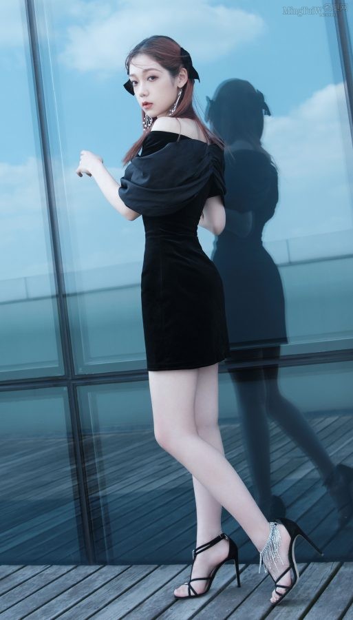 希林娜依高黑色超短裙美腿玉足细高跟青春靓丽(1/4)