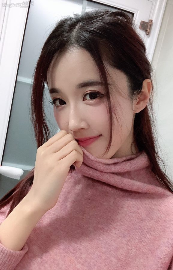 轩子巨2兔镜前自拍长腿准备外出(2/3)