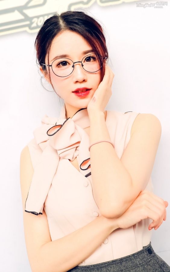 戴眼镜的黑丝御姐轩子巨2兔大长腿亮相电竞活动(6/6)