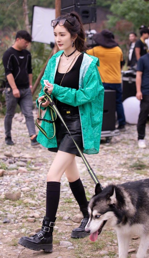 《花儿与少年》杨幂姐细美腿穿棉筒袜遛狗(1/4)