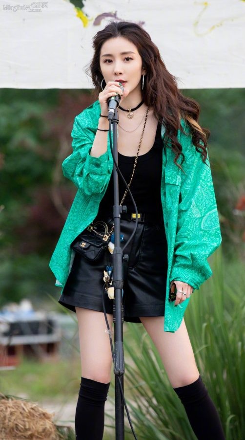 Sister Yang Mi from "Flowers and Boys" wears cotton socks while walking her dog with her slender legs(3/4)