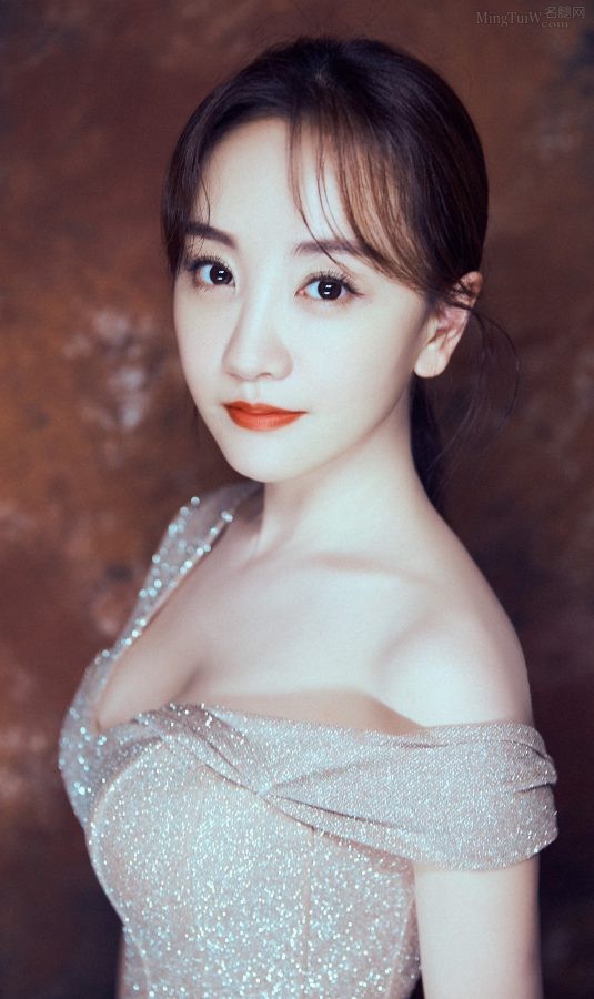 女演员杨蓉穿低胸晚礼服勾勒成熟魅力好身材（第1张/共10张）