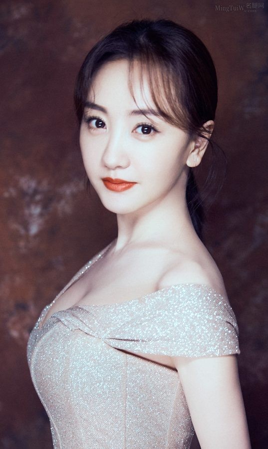 女演员杨蓉穿低胸晚礼服勾勒成熟魅力好身材(2/10)