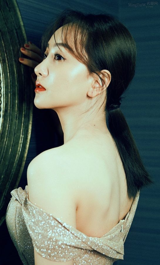 女演员杨蓉穿低胸晚礼服勾勒成熟魅力好身材（第4张/共10张）
