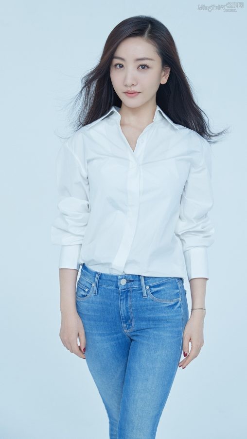 杨蓉紧身牛仔裤显露迷人长腿(2/4)