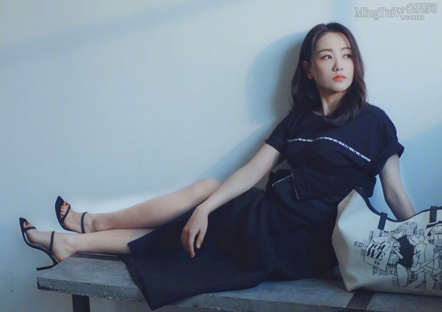 杨蓉玉足穿凉高拍照片气质妩媚动人(1/1)