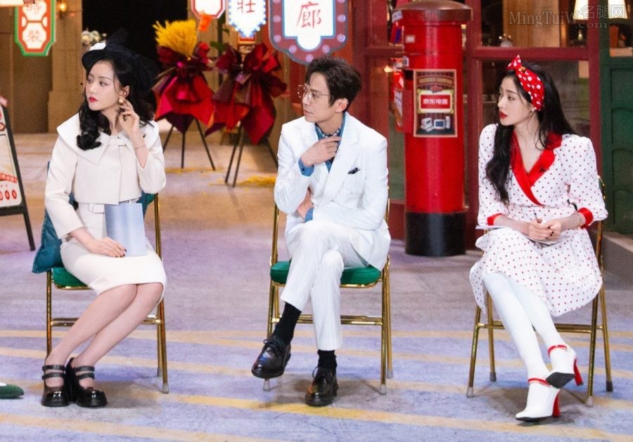 《大侦探》节目杨蓉的美腿和张天爱的白棉袜(2/4)