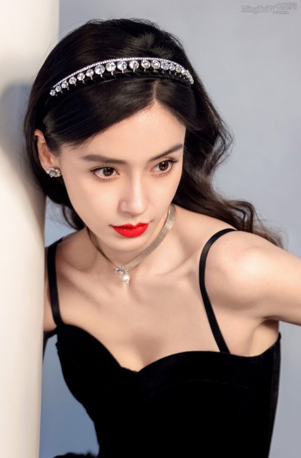 Roger Vivier代言人Angelababy的性感红唇和华丽的美腿(20/21)