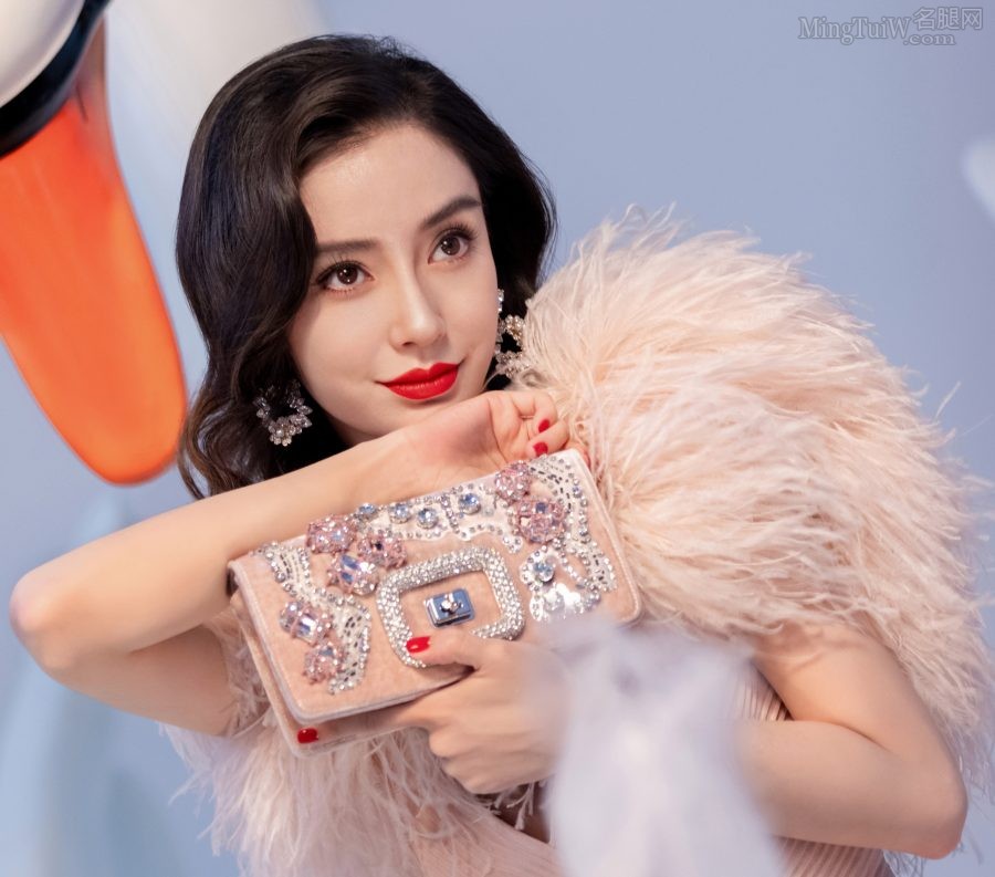 Roger Vivier spokesperson Angelababy's sexy red lips and gorgeous legs(5/21)