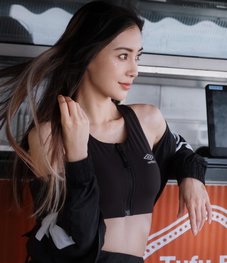 Angelababy Yang Ying sports bra with small waist(2/5)