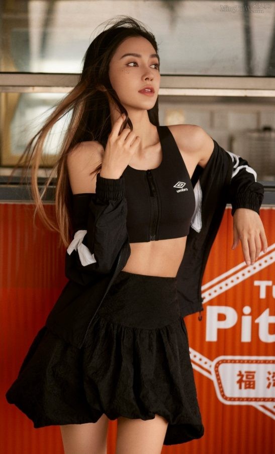 Angelababy Yang Ying sports bra with small waist(4/5)