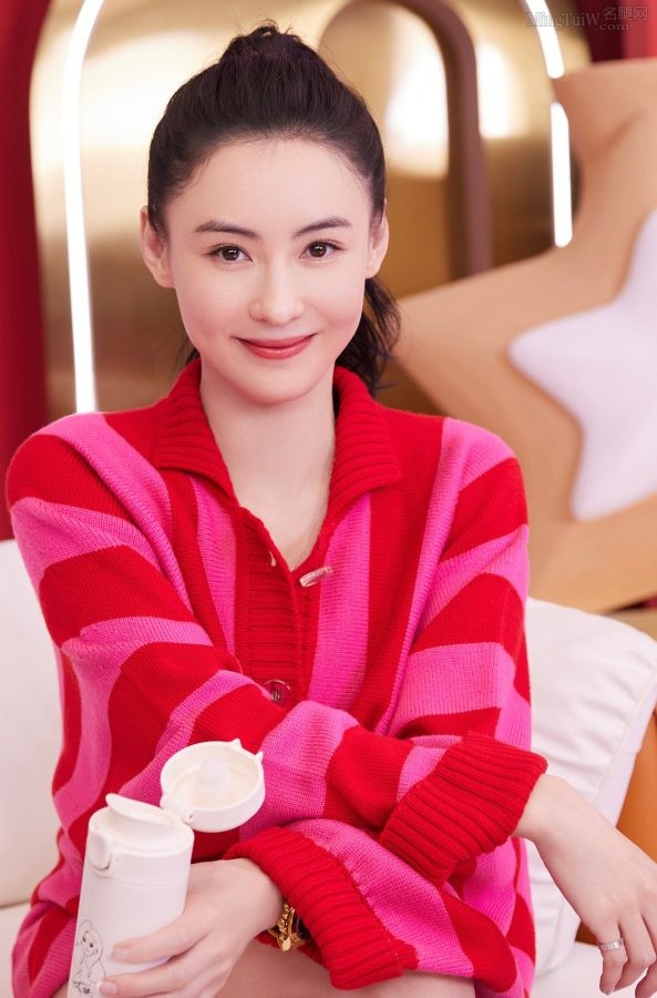 张柏芝丸子头造型清爽直播带货美腿白皙(2/5)