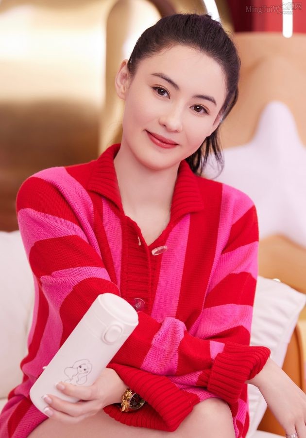 张柏芝丸子头造型清爽直播带货美腿白皙(3/5)