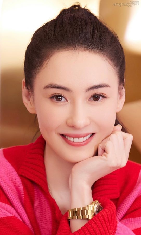 张柏芝丸子头造型清爽直播带货美腿白皙(4/5)