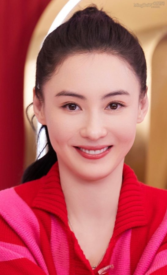 张柏芝丸子头造型清爽直播带货美腿白皙(5/5)