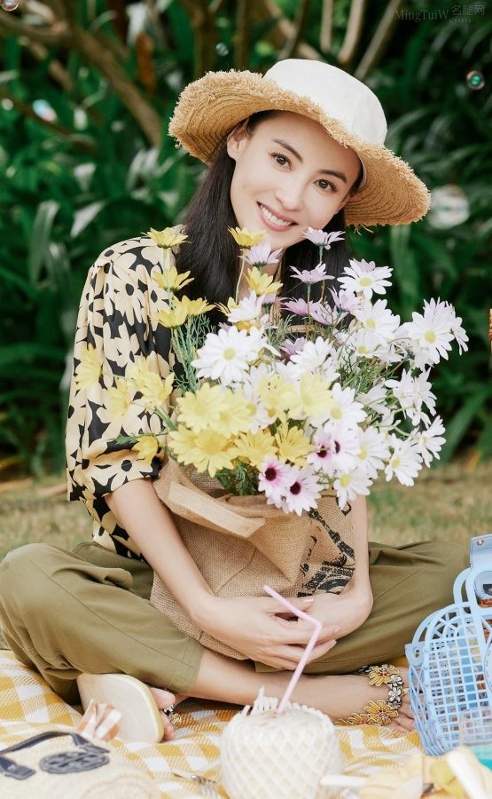 Cecilia Cheung wears sandals to show her toes during a spring outing and picnic(2/5)