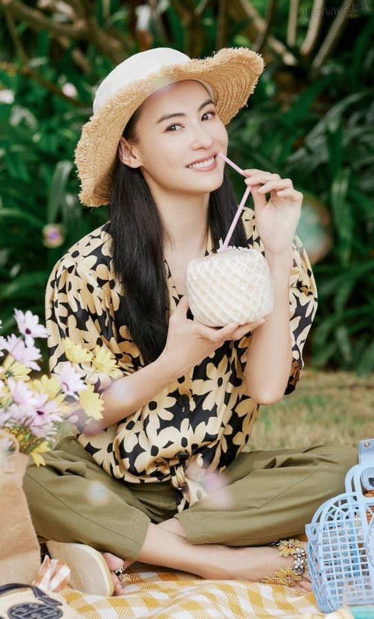 张柏芝春游野餐玉足穿凉鞋露脚趾(3/5)