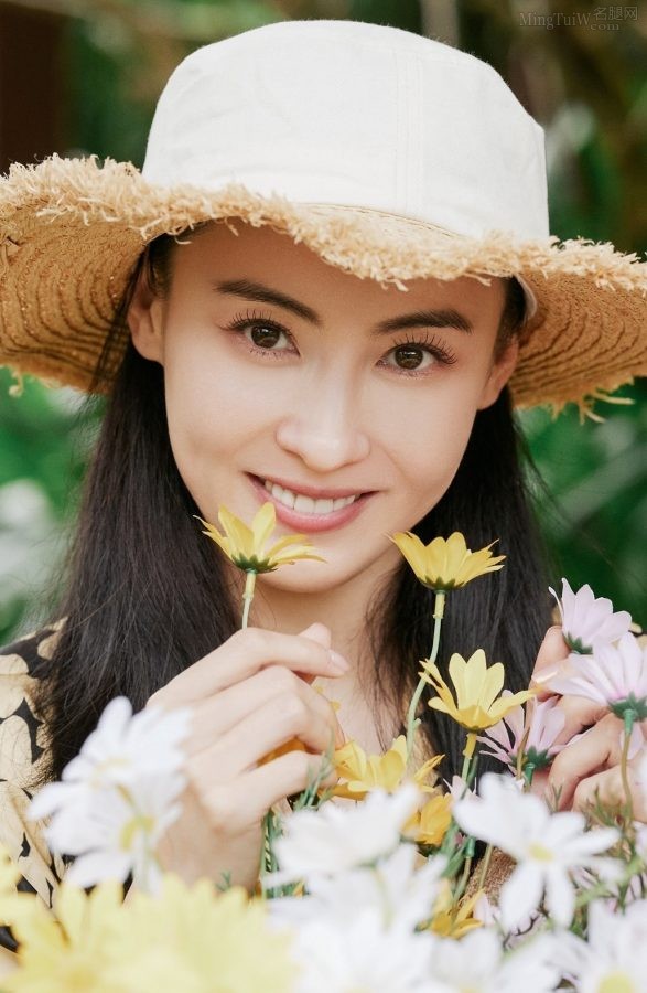 张柏芝春游野餐玉足穿凉鞋露脚趾(4/5)