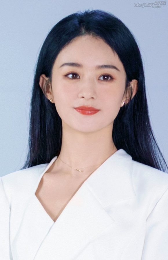 Zhao Liying's beautiful legs are straight and the white suit and short skirt are so elegant(2/3)