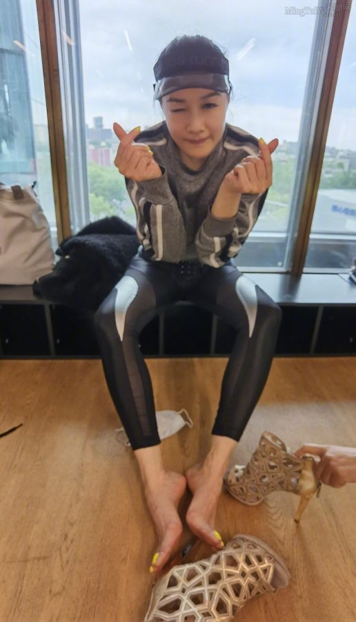 Liti Chung took off her high heels to reveal her big feet painted with yellow nail polish(1/6)