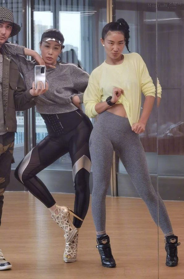 Liti Chung took off her high heels to reveal her big feet painted with yellow nail polish(4/6)