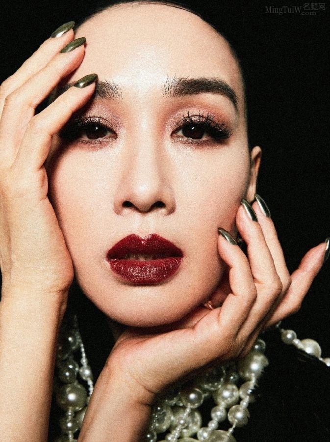 "Link" magazine Liti Chung's charming photoshoot in tight pants and stiletto heels(5/5)