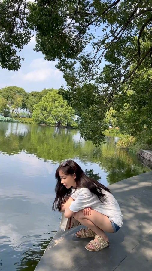 周二珂河边秀牛仔热裤美长腿(1/3)