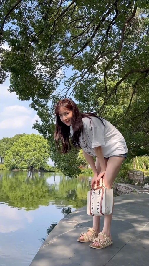 周二珂河边秀牛仔热裤美长腿(2/3)