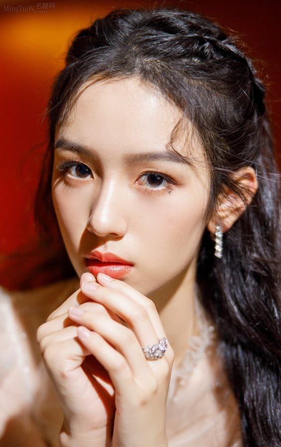 可爱女生周也美脚丫穿一字带凉高跟(2/3)