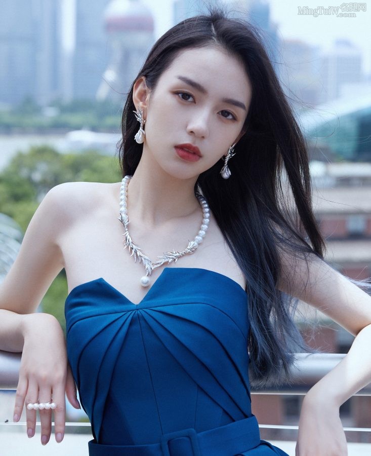 周也露美肩秀玉臂优雅大气的美女(2/3)
