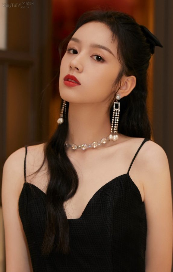 98年女明星周也玉臂修长美足白皙(2/5)