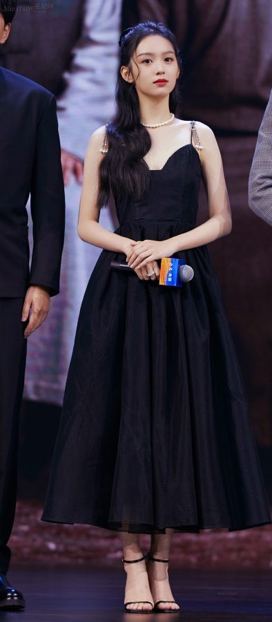 Female star Zhou Ye in 1998 has slender arms and fair feet(3/5)