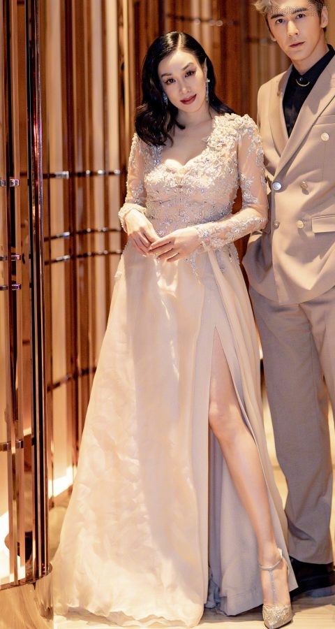 Zuo Anxiao shows off her long legs, and Christy Chung shows off her plump bust.(6/6)