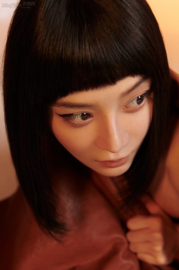 袁姗姗写真照大秀美脚丫堪比超模(2/8)
