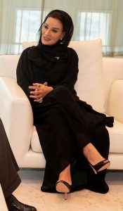 卡塔尔莫扎王妃脚穿露趾高跟亮鞋底
