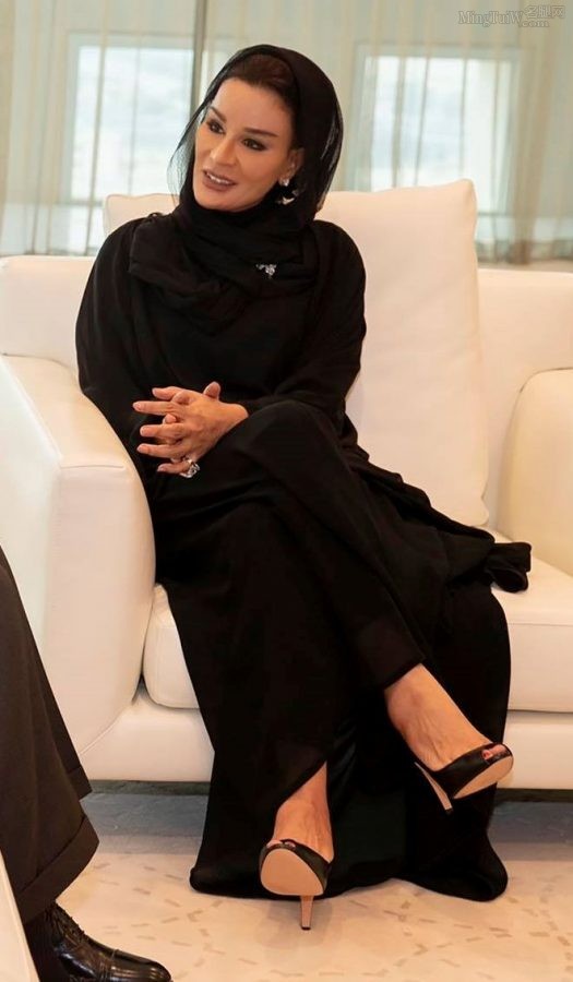 卡塔尔莫扎王妃脚穿露趾高跟亮鞋底（第1张/共2张）