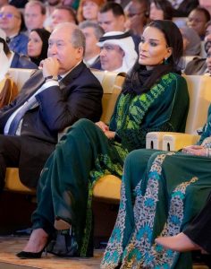 莫扎王妃Sheikha Moza穿细高跟翘腿坐姿