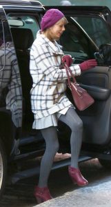 Taylor Swift冬天穿灰色棉袜外出美腿细长