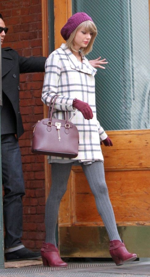 Taylor Swift冬天穿灰色棉袜外出美腿细长（第13张/共37张）