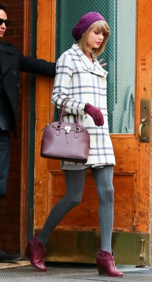 Taylor Swift冬天穿灰色棉袜外出美腿细长(15/37)