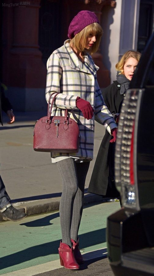 Taylor Swift冬天穿灰色棉袜外出美腿细长（第24张/共37张）