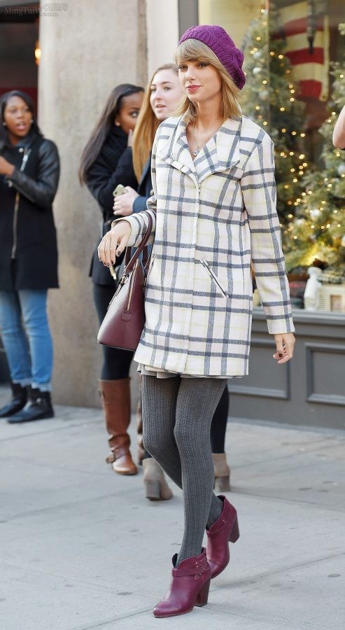 Taylor Swift冬天穿灰色棉袜外出美腿细长（第32张/共37张）
