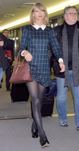 Taylor Swift身穿格子裙和黑丝现身机场