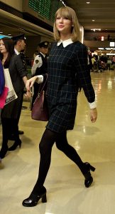 Taylor Swift身穿格子裙和黑丝现身机场