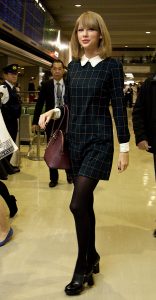 Taylor Swift身穿格子裙和黑丝现身机场