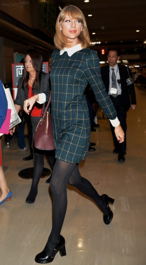 Taylor Swift身穿格子裙和黑丝现身机场（第6张/共13张）