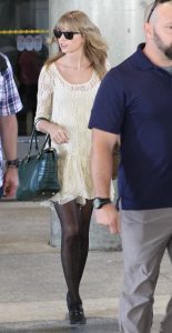 金发美女Taylor Swift戴墨镜穿黑丝外出