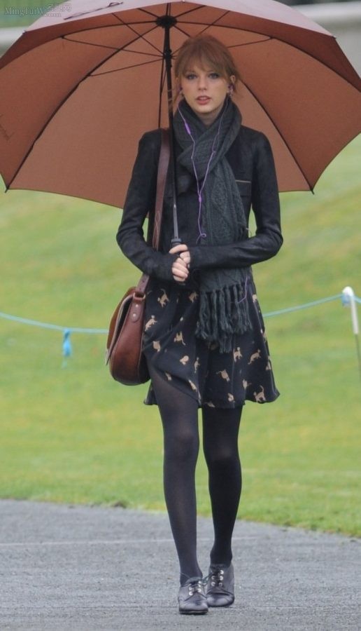 Taylor Swift腿穿黑袜撑伞外出（第1张/共4张）