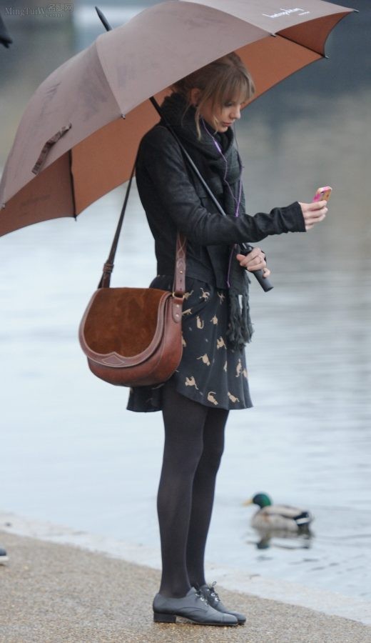 Taylor Swift腿穿黑袜撑伞外出（第2张/共4张）